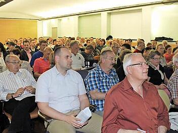 Gespannt lauschten die Vereinsvertreter den Ausführungen von Joachim Hingler. Foto: Carmen Schwind