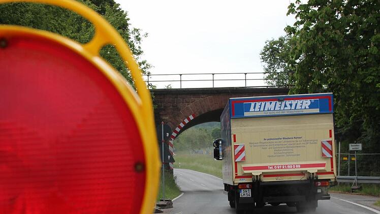 Die B286 wird ab Montag im Bereich der Bahnunterführung für zwei Wochen komplett gesperrt.  Foto: Benedikt Borst
