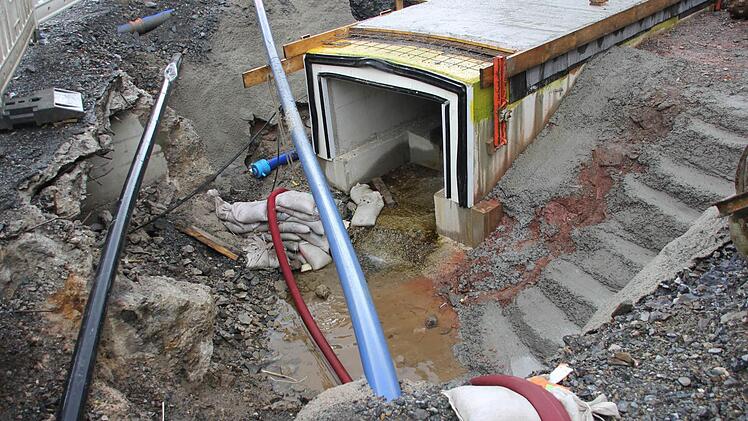 Der Tiefenbach wird kanalisiert. Das Wasser wird abgepumpt.  Foto: Friedwald Schedel