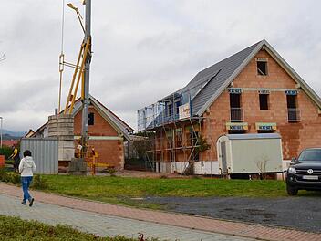 Ein Blick in die Von-Fechenbach-Straße im Burkardrother Wohngebiet am Kirchberg. Einige Häuser stehen hier schon seit mehr als 15 Jahren. Dazwischen findet man noch so einige Baulücken. Eine verschwindet momentan, denn auf ihr wird ein Einfamilienhaus gebaut. Foto: Kathrin Kupka-Hahn