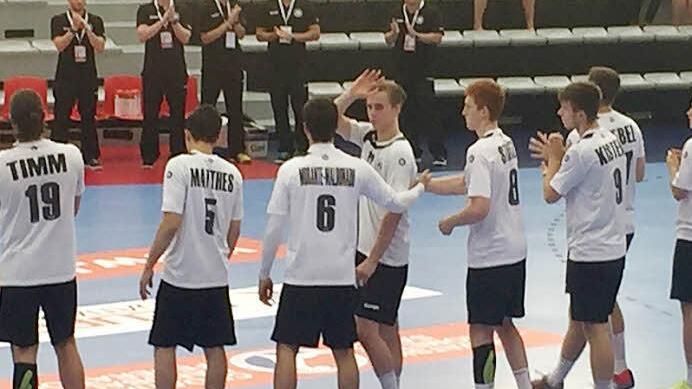 Ein Schulterblick und ein kurzer Blick zum Vater: Jakob und Jochen Knauer sind ein eingespieltes Team.