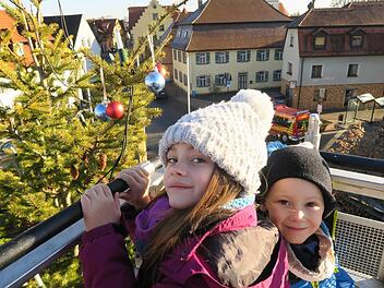 Emy und Lian halfen beim Schmücken. Foto: Johanna Blum