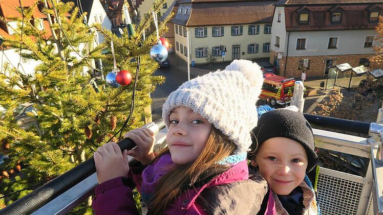 Emy und Lian halfen beim Schmücken. Foto: Johanna Blum