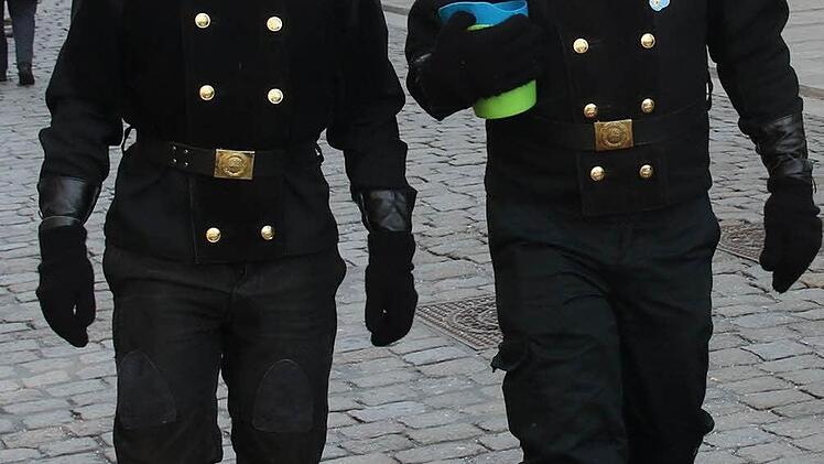 Falk Zitzmann (links) und Michael Übelhack laufen durch die Fußgängerzone. Viele nutzten am Silvestertag die Gelegenheit, die als Glücksbringer geltenden Männer kurz anzufassen. Fotos: Michael Stelzner
