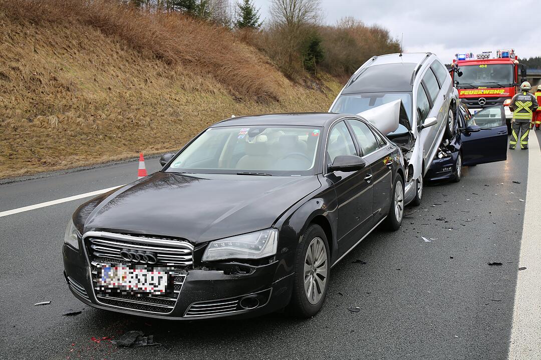 Schwerer Unfall im Landkreis Wunsiedel: Vier Fahrzeuge krachen ineinander