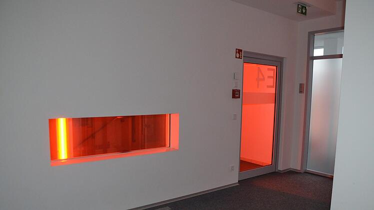 Viel Pumafarbe: Das Rotlicht im Treppenhaus bleibt.