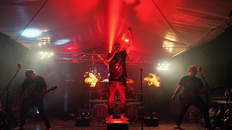 Feuer und Sound am Rockkeller: "Viva"  heizte am Mittwoch kräftig ein. Fotos: herzolife