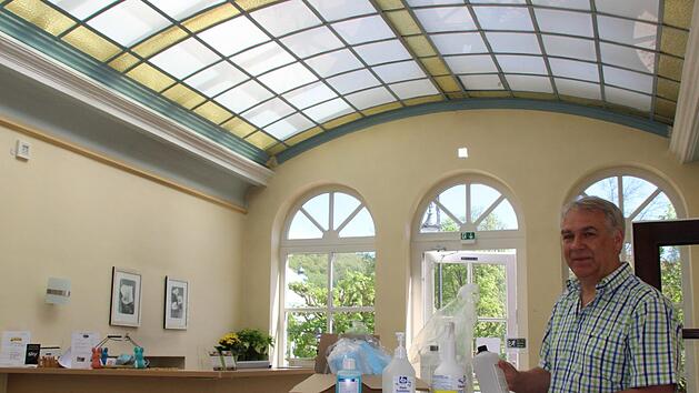 Joachim Pfaff vom Badhotel arbeitet an einem Schutzkonzept für seine Gäste. Desinfektionsmittel und Gesichtsmasken stehen bereit. Foto: Ulrike Müller