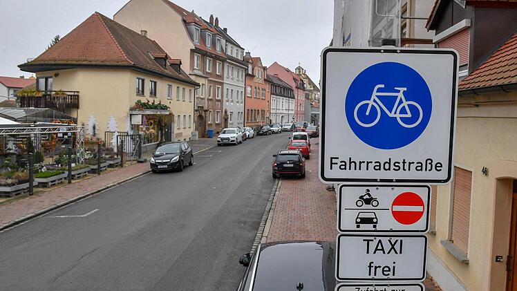 Eines der vier hier in der Heiliggrabstraße abgebildeten Schilder ist eigentlich gar nicht nötig: Kraftfahrzeuge dürfen Fahrradstraßen grundsätzlich nicht befahren - außer ein "Kfz-frei-Schild" ist angebracht, wie etwa in der Mittelstraße. Weil  laut Straßenverkehrsamt aber immer wieder Autos in die Fahrradstraße in der Heiliggrabstraße einfahren, wird mit dem zweiten Schild von oben die Regel besonders hervorgehoben. Foto: Ronald Rinklef