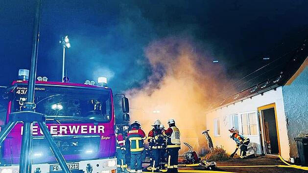 Bei einer Einsatzübung der Feuerwehr Thuisbrunn in Hohenschwärz war ein Großbrand das Szenario.