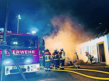Bei einer Einsatzübung der Feuerwehr Thuisbrunn in Hohenschwärz war ein Großbrand das Szenario.