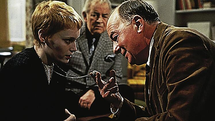 Rosemaries (Mia Farrow) Schwangerschaft ruft auch die Kirche auf den Plan.