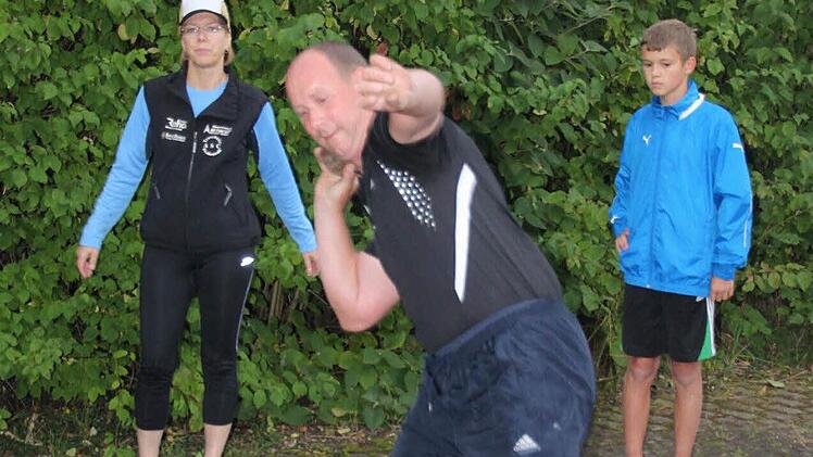 Timo Weber zeigt beim Kugelstoßen keine Schwächen. Im Hintergrund Birgit Rodewald und Tobias Gleichmann.