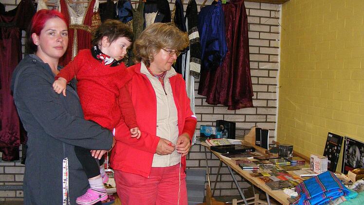 Jeanette Exner (rechts) hatte gemeinsam mit Tochter Sabine (links) und Enkelkind Pauline eine Garage voll mit Kleidern, Büchern und Spielsachen vorbereitet.Foto: Mona Lisa Eigenfeld