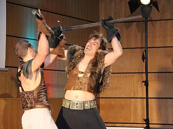 Ensemblemitglieder des Landestheaters brachten Ausschnitte aus dem barocken Singspiel "King Arthur" auf die Hochschulbühne.