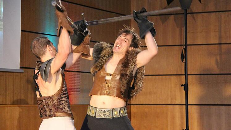 Ensemblemitglieder des Landestheaters brachten Ausschnitte aus dem barocken Singspiel "King Arthur" auf die Hochschulbühne.