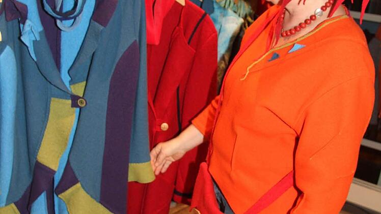 Mode, die etwas aus dem Rahmen fällt, bietet Evelyn Kaiser. Foto: Sonja Adam