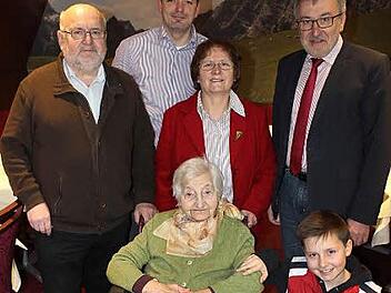 Jubilarin Walburga Hahn mit Gratulanten Foto: fra-press