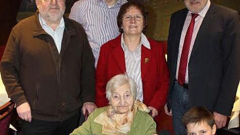 Jubilarin Walburga Hahn mit Gratulanten Foto: fra-press