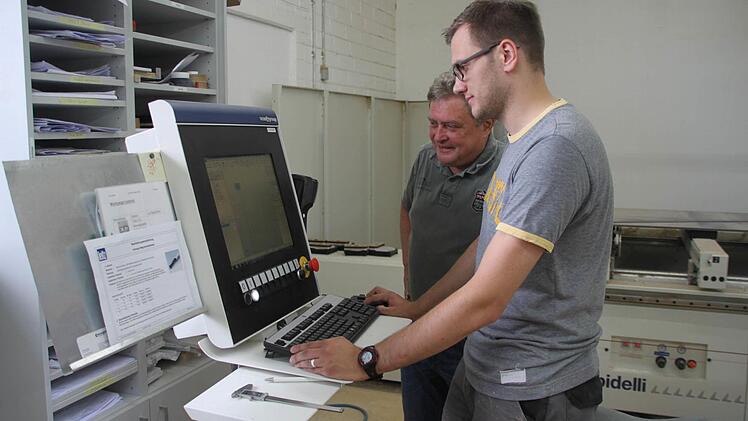 Der Arbeitsplatz von Patrick Treusch (rechts) - ein computergesteuertes CNC-Holzbearbeitungszentrum - kostet 300 000 Euro, so Geschäftsführer Hans-Jügen Päsler.  Foto: Stephan Tiroch
