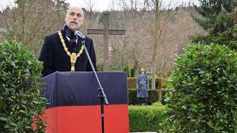Oberbürgermeister Kay Blankenburg sprach auf dem Parkfriedhof zum Volkstrauertag. Foto: Peter Rauch