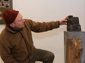 Peter Wittstadt baut die Ausstellung auf. Foto: Björn Hein