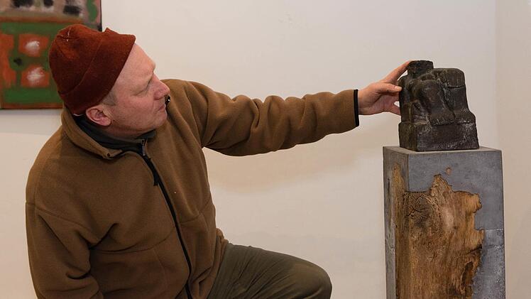 Peter Wittstadt baut die Ausstellung auf. Foto: Björn Hein
