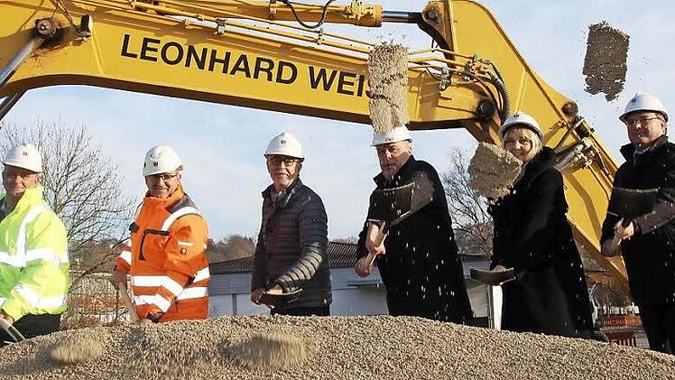 Auf Drei wird geschaufelt: Beim Spatenstich für die neue Ernst-Faber-Brücke legten neben den Baumännern auch Gerhard Knoch (CEB), OB Norbert Tessmer, Zweite Bürgermeisterin Birgit Weber und Stephan Horn von der Wirtschaftsförderungsgesellschaft kräftig Hand an.  Fotos: Christiane Lehmann