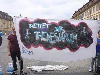 Eine Aktion von vielen: Schüler und Lehrer demonstrierten im Juni 2015 auf dem Maxplatz für den Erhalt des Theresianums. Foto: privat