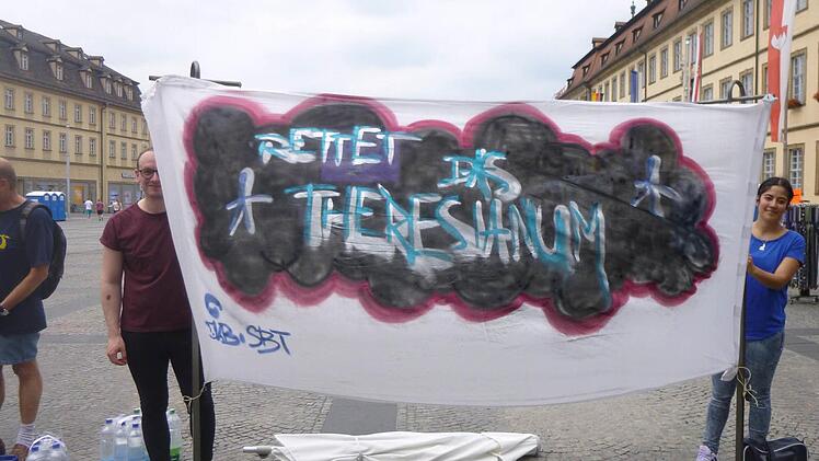 Eine Aktion von vielen: Schüler und Lehrer demonstrierten im Juni 2015 auf dem Maxplatz für den Erhalt des Theresianums. Foto: privat