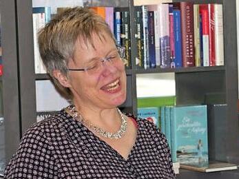 Krimis machen Spaß: Friederike Schmöe las in der Höchstadter Bücherstube aus ihrem jüngsten Roman. Foto: Rudolf Görtler