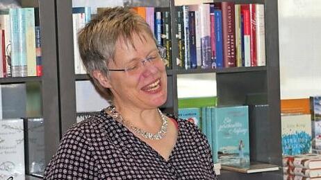 Krimis machen Spaß: Friederike Schmöe las in der Höchstadter Bücherstube aus ihrem jüngsten Roman. Foto: Rudolf Görtler