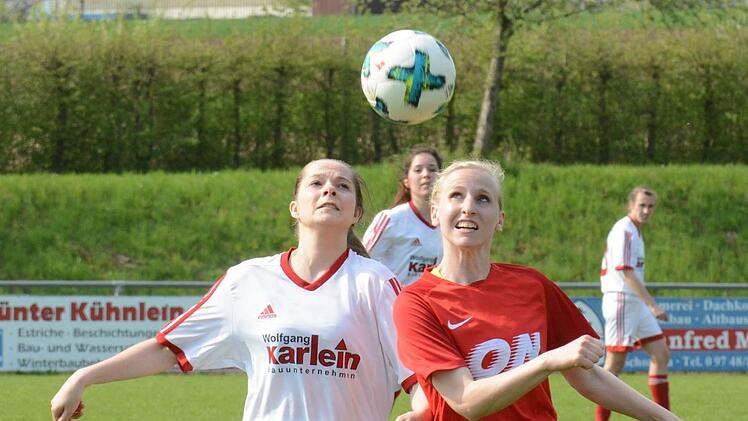 Den Ball ins Visier genommen hat Michaela Selner von der DJK Schondra (rechts), die hier ins Kopfballduell mit Alisa Göpfert vom TSV Nordheim geht.ssp