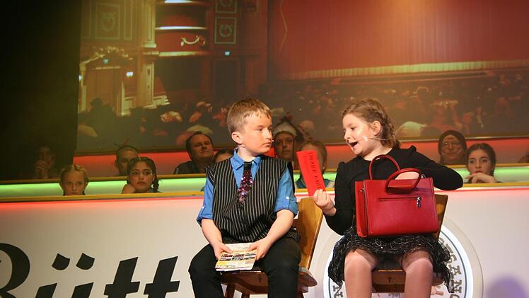 Otto (Lukas Horn) und Emma (Jana Neubauer) im Theater