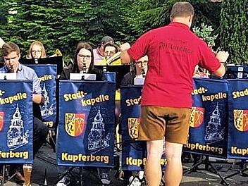 Viel Beifall gab es für die Neukenrother Nachwuchsmusikanten "Blechvögel" unter der Leitung von Roman Steiger. Foto: Gerd Fleischmann