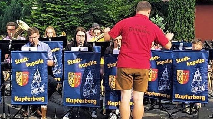 Viel Beifall gab es für die Neukenrother Nachwuchsmusikanten "Blechvögel" unter der Leitung von Roman Steiger. Foto: Gerd Fleischmann