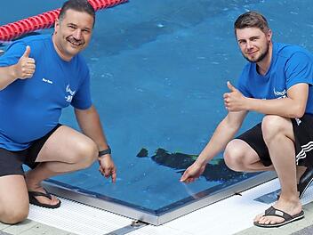 Noch etwas kalt, aber ansonsten tip top: Thomas Horn (links) und Sven Jetschina prüfen das Badewasser im Kuno-Mare.