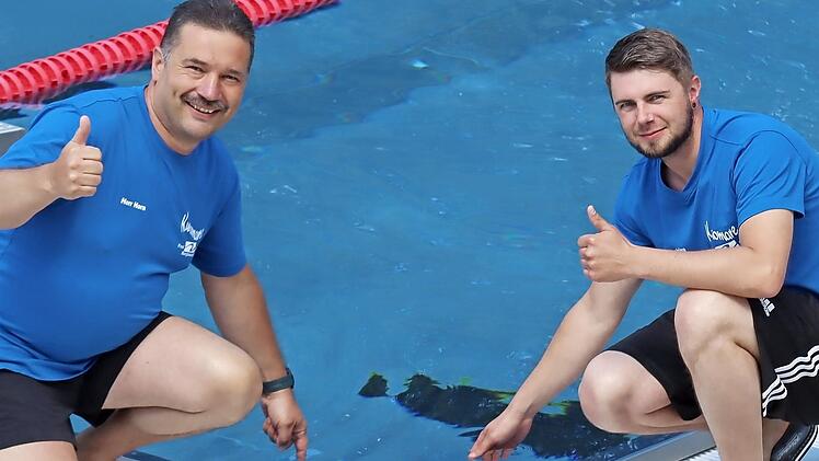 Noch etwas kalt, aber ansonsten tip top: Thomas Horn (links) und Sven Jetschina prüfen das Badewasser im Kuno-Mare.