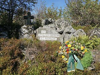 Seit 1923 findet deshalb alljährlich am dritten Sonntag im September die Heidelsteinfeier statt. 1949 kam der Gedenkstein an den "Rhönvater" Karl Straub hinzu, der der Initiator dieses Ehrenmals war.