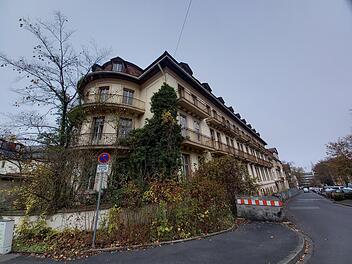 Die Situation am früheren Sanatorium Apolant in der Menzelstraße verschlechtert sich. Jetzt hat die Stadt neue Notsicherungsmaßnahmen angeordnet.