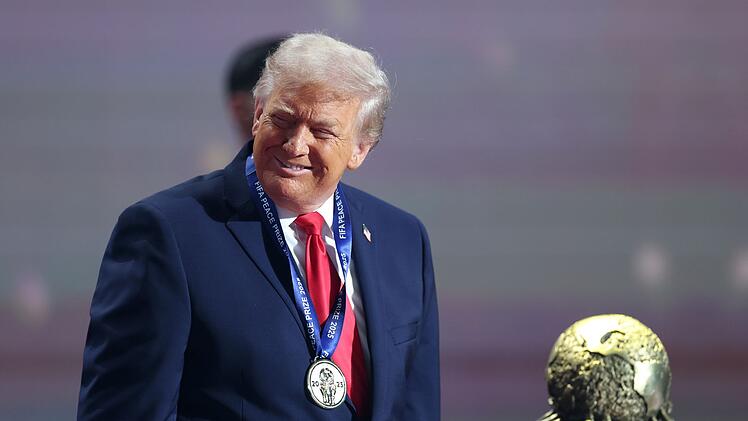 &Uuml;berschattet Donald Trump mit seinem Personenkultu die Fu&szlig;ball-WM?