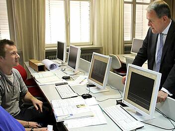 Über der Umgestaltung der Heilig-Länder-Halle in Neubrunn brüten trotz der Ferienzeit die beiden Meisterschüler Holger Hornung aus Medlitz und Benjamin Wagner aus Neudrossenfeld (von links) im Rahmen einer Projektarbeit, worüber sie Kunstminister Heubisch (rechts) informierten. Foto: Ralf Kestel