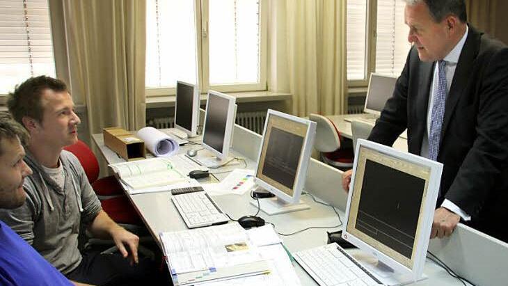 Über der Umgestaltung der Heilig-Länder-Halle in Neubrunn brüten trotz der Ferienzeit die beiden Meisterschüler Holger Hornung aus Medlitz und Benjamin Wagner aus Neudrossenfeld (von links) im Rahmen einer Projektarbeit, worüber sie Kunstminister Heubisch (rechts) informierten. Foto: Ralf Kestel