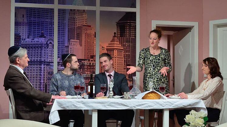 Noch ist die Welt der Sarah Goldman (Iris Faber) in Ordnung. Ihrem Vater Abe (Eike Domroes), Bruder Joel (Daniel Schwingel) und Mutter Miriam (Susanne Pfeiffer) kann sie ihren neuen Verlobten Dr. David Steinbeck (Christoph Schulenberger) vorstellen, der deren Vorstellungen besser entspricht als der vermeintlich verflossene Vorgänger. Foto: Sebastian Worch