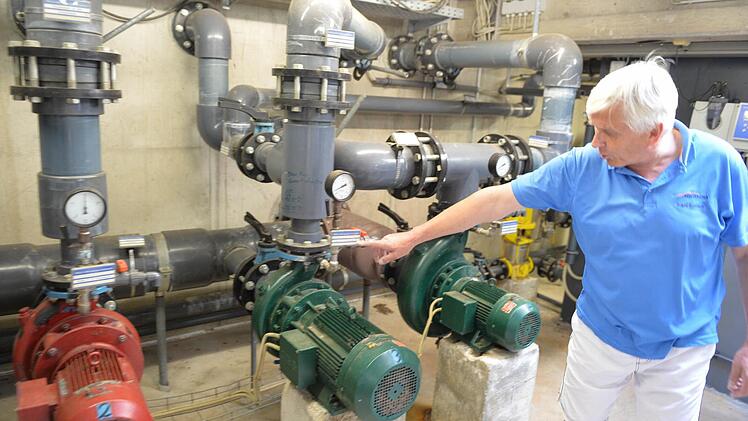Frank Gohlisch erläutert die Pumpentechnik, die Massagedüsen und Bodensprudler in Bewegung setzt. Foto: Ronald Rinklef