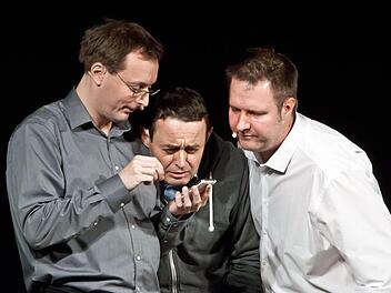 Impressionen von der "TBC-"Premiere in Beiersdorf (von links): Florian Hoffmann, Georg Koeniger und Michael A. Tomis..Foto: Jochen Berger