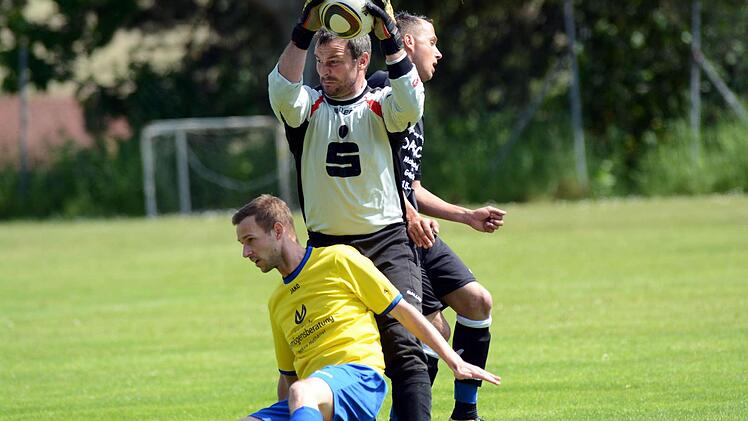 A-Klasse 1: Frimmersdorfs Keeper Thomas During musste zwar dreimal hinter sich greifen, hatte ansonsten aber alles im Griff. Fotos: herzopress