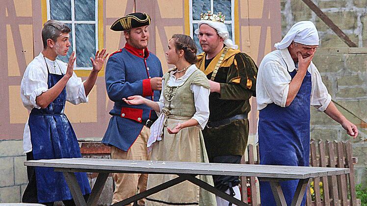 Aufführung des Märchens "Rumpelstilzchen" auf der Freilichtbühne im Schrimpf'schen Schloss  Foto: Dieter Britz