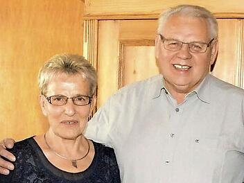 Die Eheleute Gertrud und Carl Hepp haben nicht nur ihr Sägewerk erfolgreich geführt, das inzwischen in die nächste Generation übergegangen ist, sondern sich auch ins gesellschaftliche Leben des Marktes Maroldsweisach eingebracht.  Foto: Gerhard Schmidt