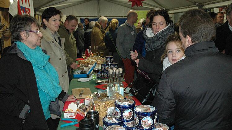 Dichtes Gedränge herrschte am Stand des Vereins "Natürlich von hier". Die regionalen Produkte, wie Wildschweinbratwürste, Schnäpse und Lebkuchen gingen weg wie warme Semmeln.